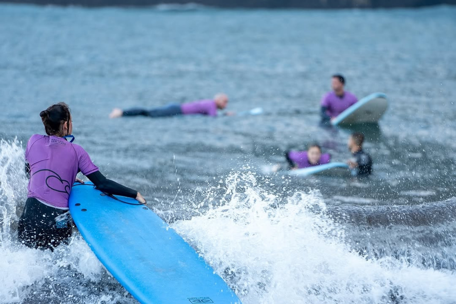 Surfers going to water in Seixal to start their group surf lesson in seixal